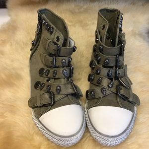 Alexander McQueen Skull Sneaks